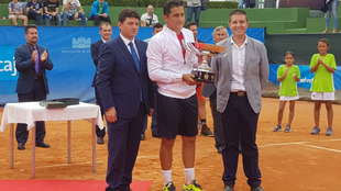 Nicols Almagro, con el trofeo de campen