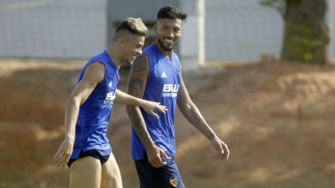 Garay y Paulista sonren durante un entrenamiento.