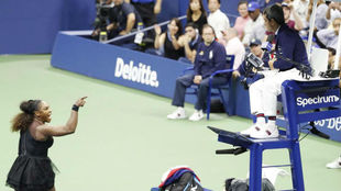 Serena Williams se dirige a Carlos Ramos.
