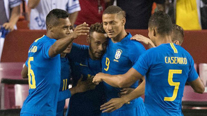 Los jugadores de Brasil celebran uno de los goles ante El Salvador.