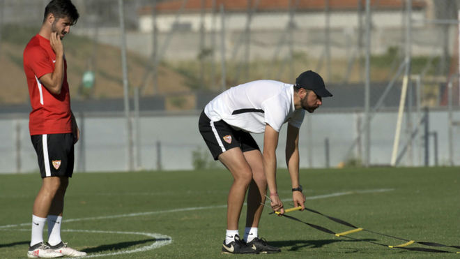Pablo Sarabia observa a Machn durante un entrenamiento.