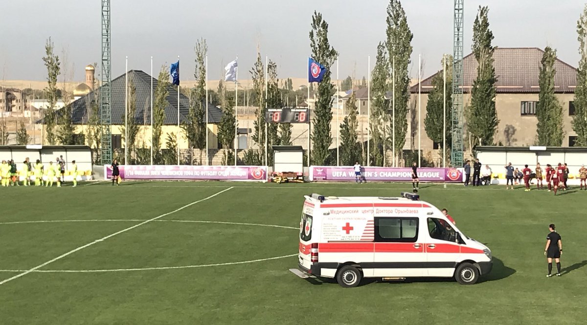 La ambulancia salta al terreno de juego para atender a una futbolista...