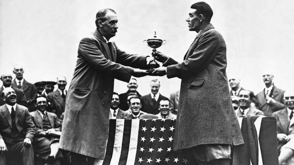 George Duncan recibe el trofeo de 1929 de manos de Samuel Ryder.