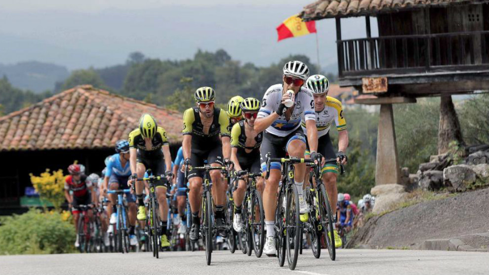 El pelotn de La Vuelta, durante la etapa 17
