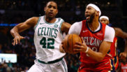 Anthony Davis defendido por Al Horford, de los Celtics