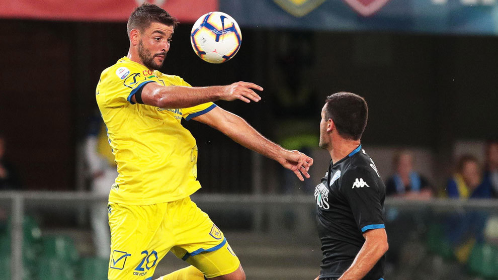 Filip Djordjevic, jugador del Chievo, cabecea un baln en el partido...