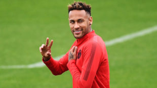 Neymar sonre en un entrenamiento con el PSG.