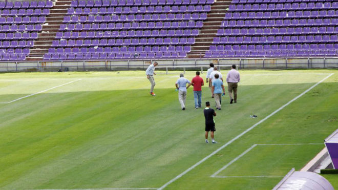 Los tcnicos de LaLiga, revisando el estado del csped del estadio...