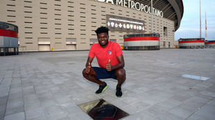 Thomas, con su placa en el Wanda Metropolitano.