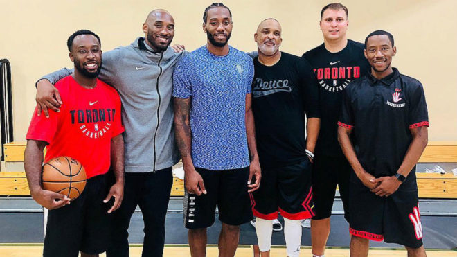 Kawhi Leonard particip en un entrenamiento con Kobe Bryant