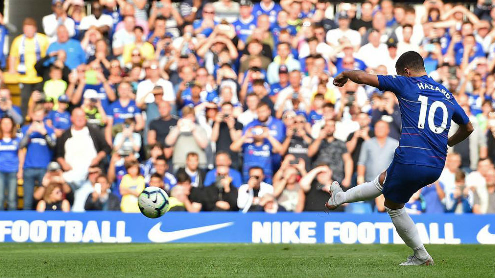 Eden Hazard marca, de penalti, el tercer gol del Chelsea contra el...
