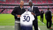 Stephen Curry posa con ala camiseta del Tottenham