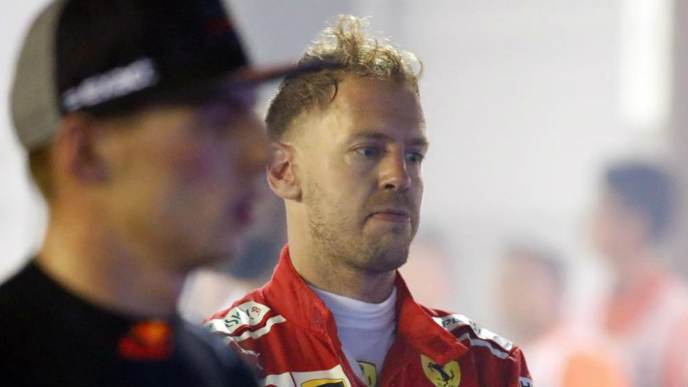 El gesto de Vettel, decepcionado, con Verstappen, segundo, en primer...