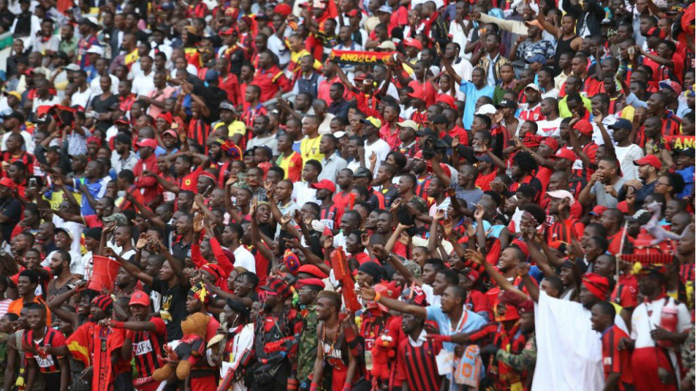 Aficionados angoleos durante un partido de ftbol.