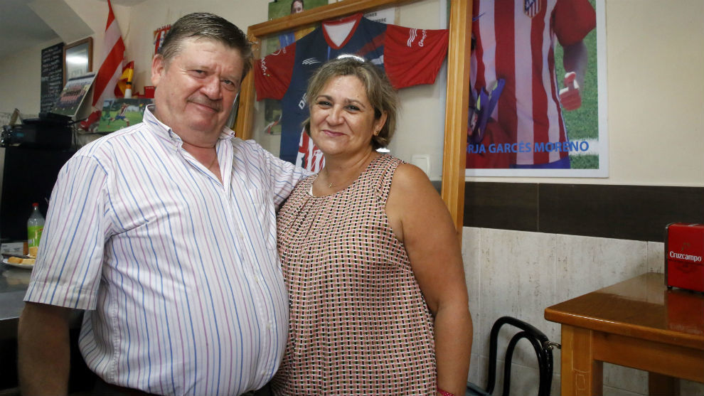 Manolete y Beli, los padres de Borja Garcs en su bar de Melilla