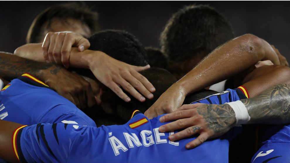 Los jugadores del Getafe abrazan a ngel (31), autor de los dos goles...