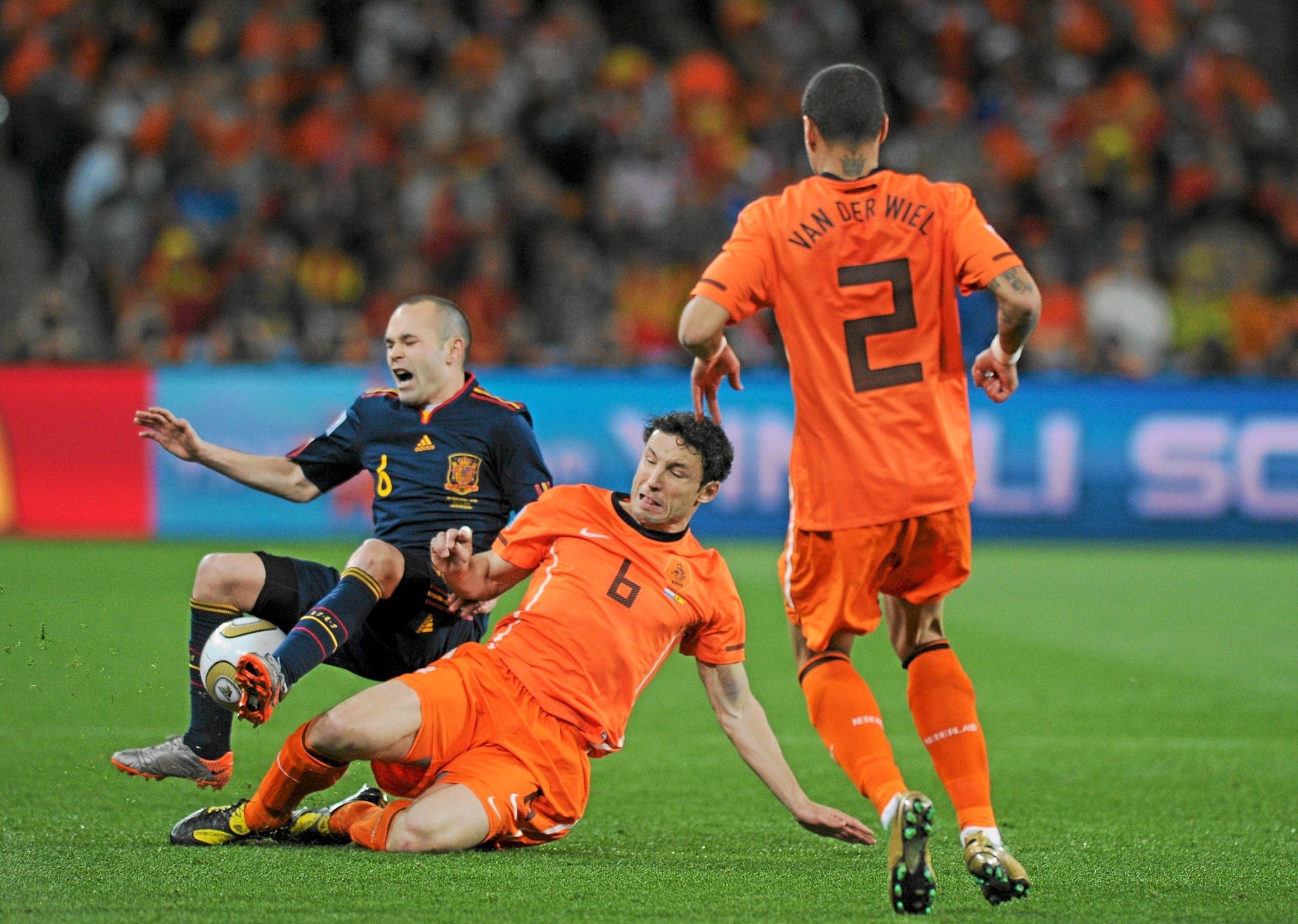 Van Bommel vio la amarilla en la final del Mundial 2010