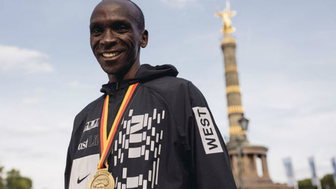 Eliud Kipchoge tras ganar el maratn de Berln