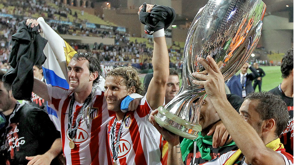 Godin celebrating the 2010 UEFA Super Cup win with Forlan