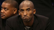 Kobe Bryant viendo un partido de los Los ngeles Lakers en el Staples...