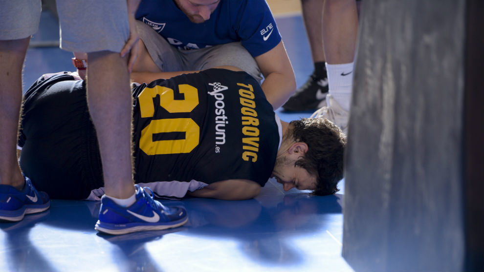 Dejan Todorovic atendido tras su lesin en el Circuito Movistar