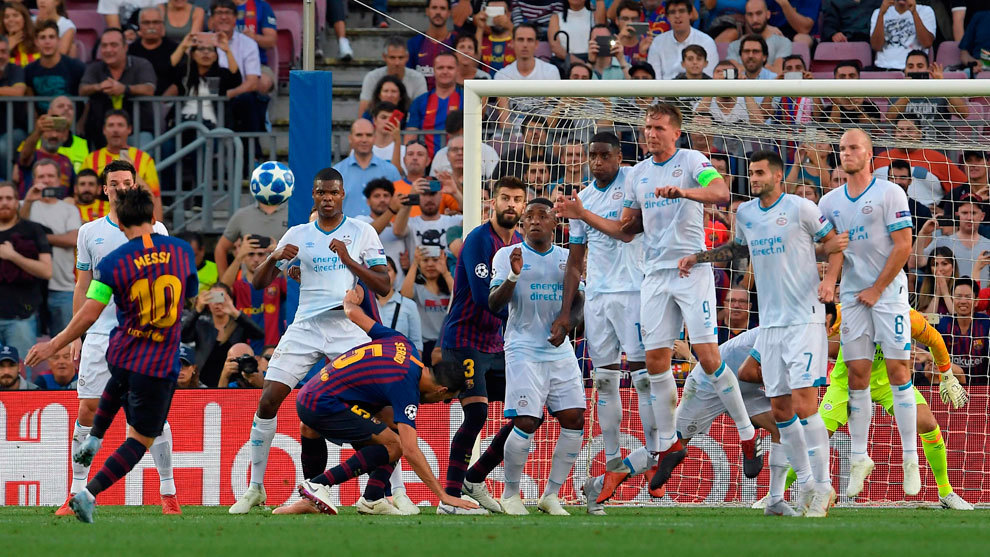 Busquets se agach en la barrera y Messi puso el baln en la...