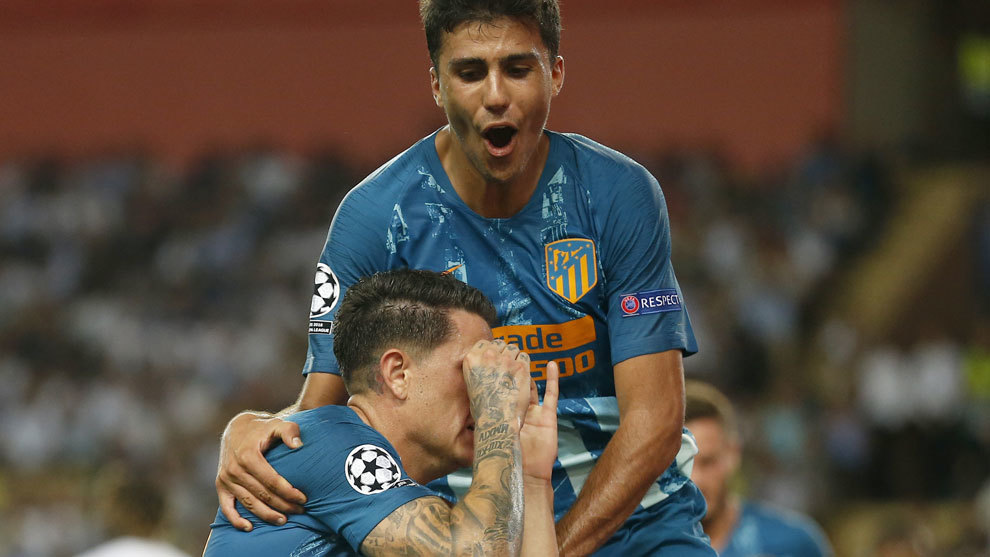 Rodrigo celebra el gol con Gimnez.