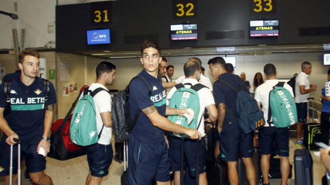Los jugadores del Betis, en el aeropuerto de San Pablo.