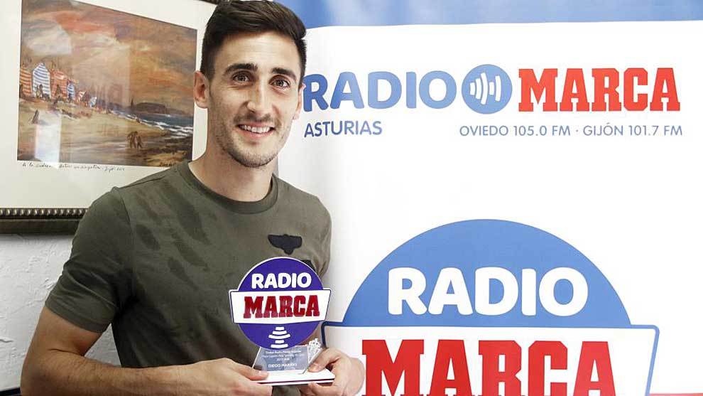 Diego Mario, en Casa Arturo, con su trofeo como mejor jugador del...