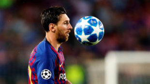 Messi controla un baln ante el PSV