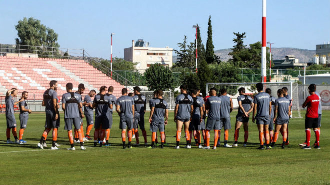 Los jugadores de Olympiacos, antes de un entrenamiento.