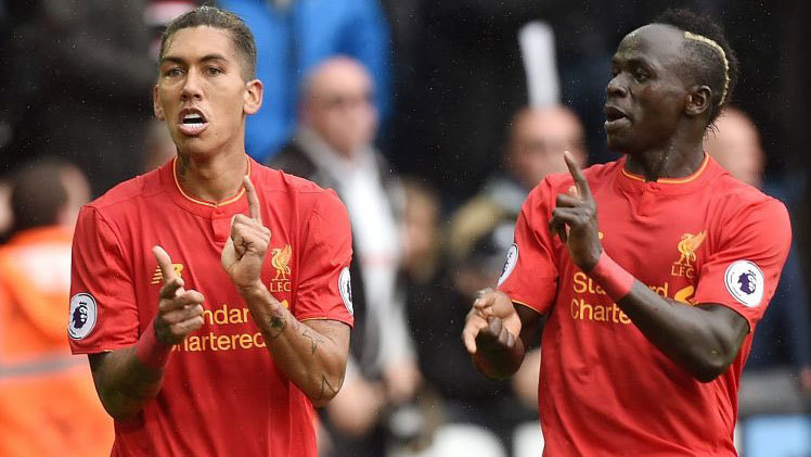 Roberto Firmino y Sadio Mané celebran un gol con el Liverpool.