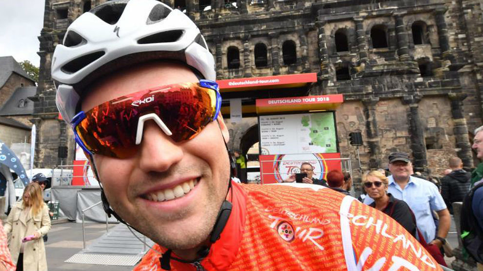 Max Schachmann, en la salida de una etapa de la Vuelta a Alemania...