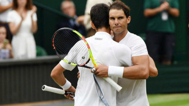 Rafa Nadal se abraza a Novak Djokovic tras su derrota en las...