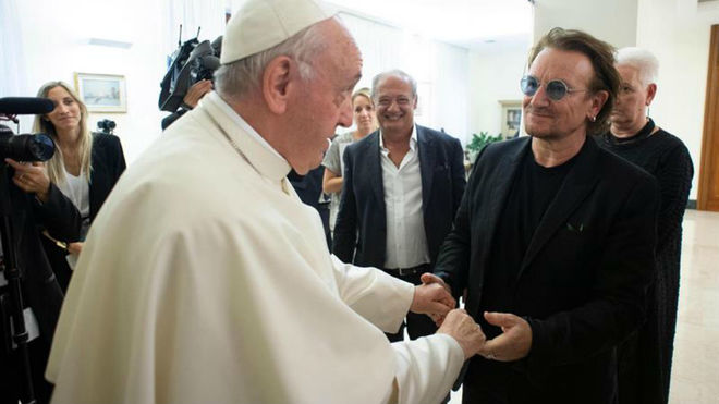 El papa Francisco y Bono se reunieron en privado para hablar sobre la...