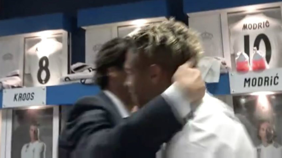 Raul congratulating Mariano after the Roma match
