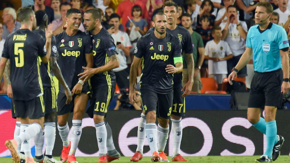 Felix Brych, rodeado de jugadores de la Juventus tras la expulsin de...