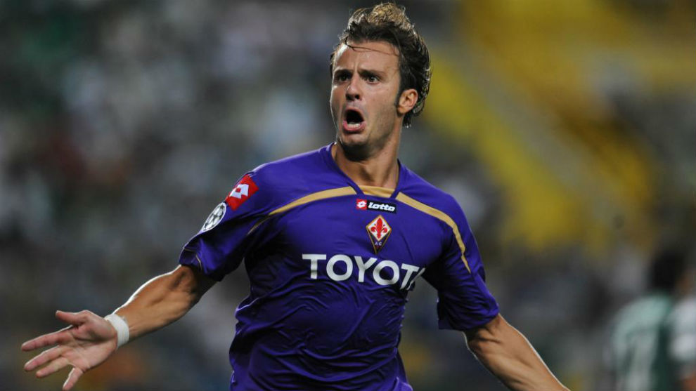 Gilardino celebra un gol con la Fiorentina.
