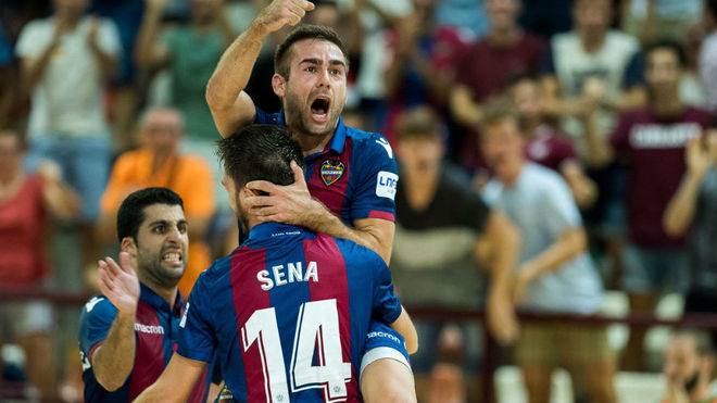 Cecilio y Sena celebran uno de los goles del Levante.