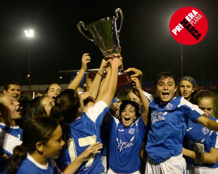 Las jugadoras de la Seccio Esportiva AEM Lleida alzan la copa de...