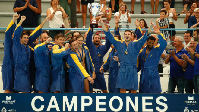 Los jugadores del Atltic-Barceloneta con el trofeo de la Supercopa...