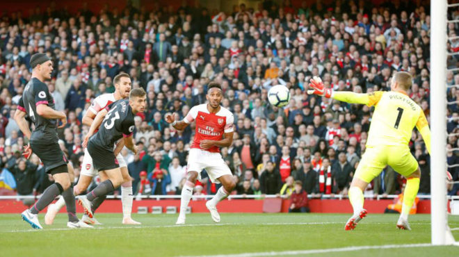 Aubameyang marca el 2-0 del Arsenal al Everton.