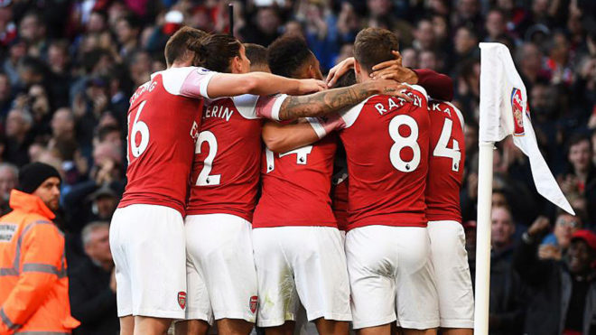 Arsenal players celebrate their 1-0 lead