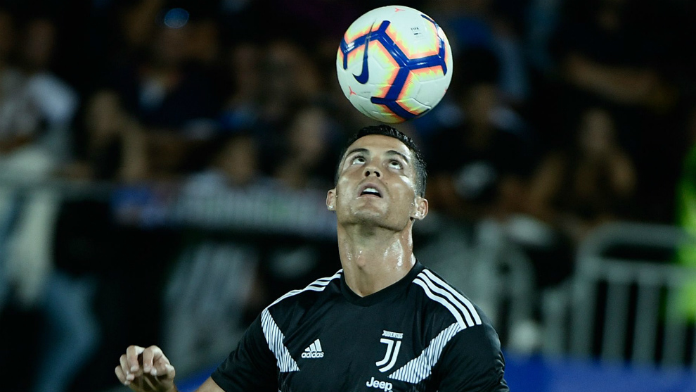 Cristiano Ronaldo, durante el calentamiento ante el Frosinone