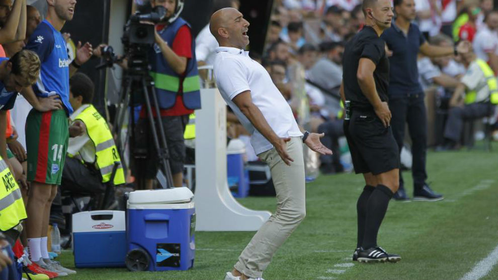 Abelardo, gesticulando durante el partido ante el Rayo