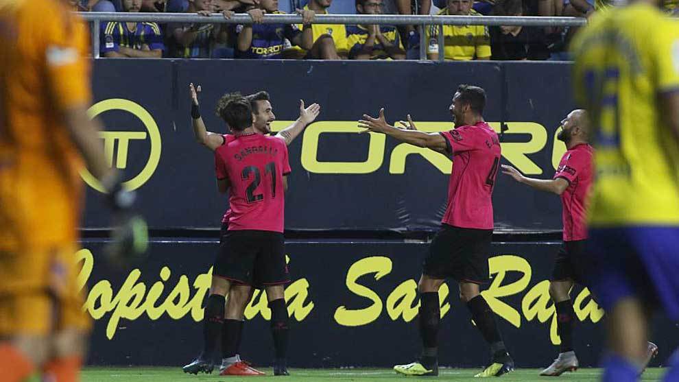 Juan Muñoz celebra con sus compañeros uno de los dos goles marcados...