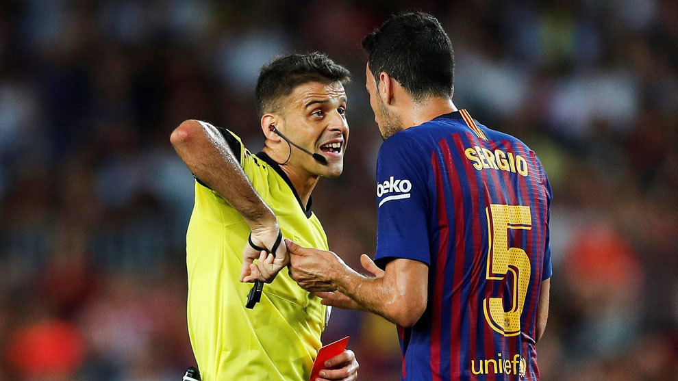 Busquets argues with referee Gil Manzano after Lenglet&apos;s red card...