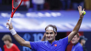 Federer celebra su victoria ante Isner en la Laver Cup.