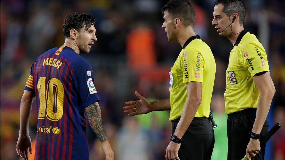 LaLiga Santander - Barcelona: Messi refuses to shake Gil Manzano's hand ...