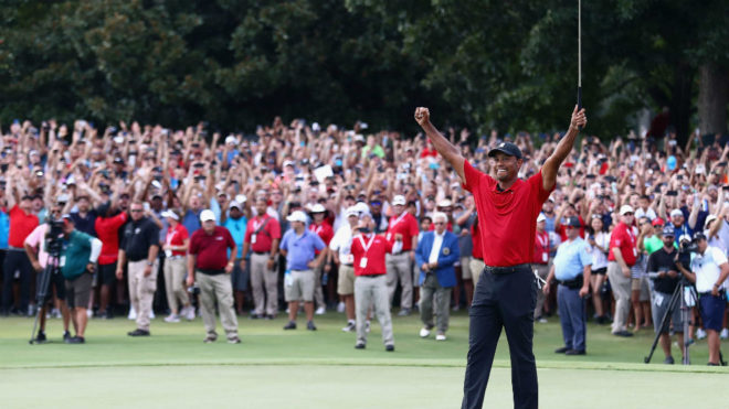 Tiger Woods celebra la victoria en el Tour Championship